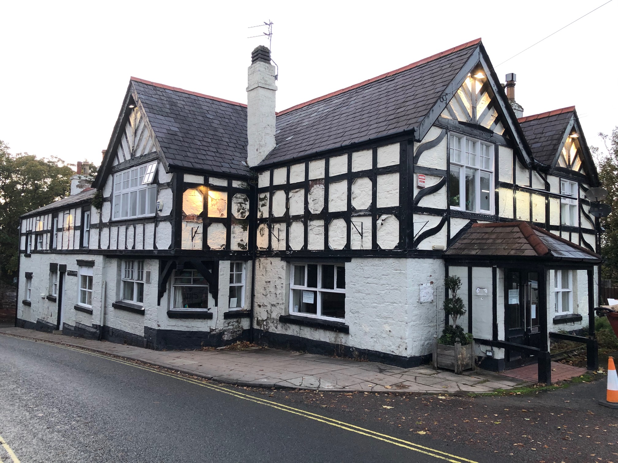 ring o bells Old English public house in Daresbury Cheshire The village  where the author of Alice in Wonderland Lewis Carrol Stock Photo - Alamy