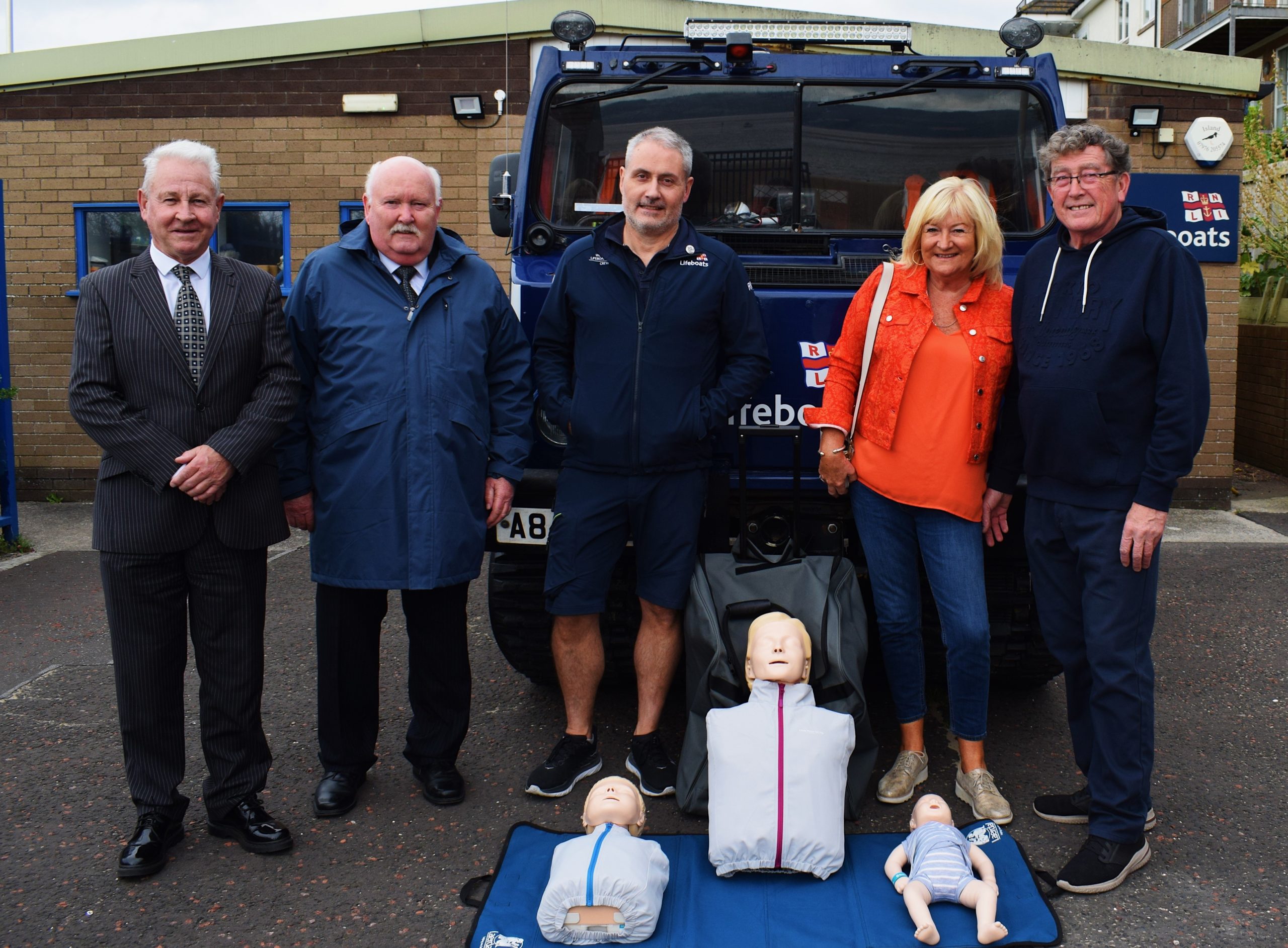 (L-R) Alan Bates, Guy Morris (Wirral Masonic Luncheon Club), Jono Dodd (West Kirby RNLI Helm), Sally and Howie Boyd (former owners of The Wro) pictured with the maniki