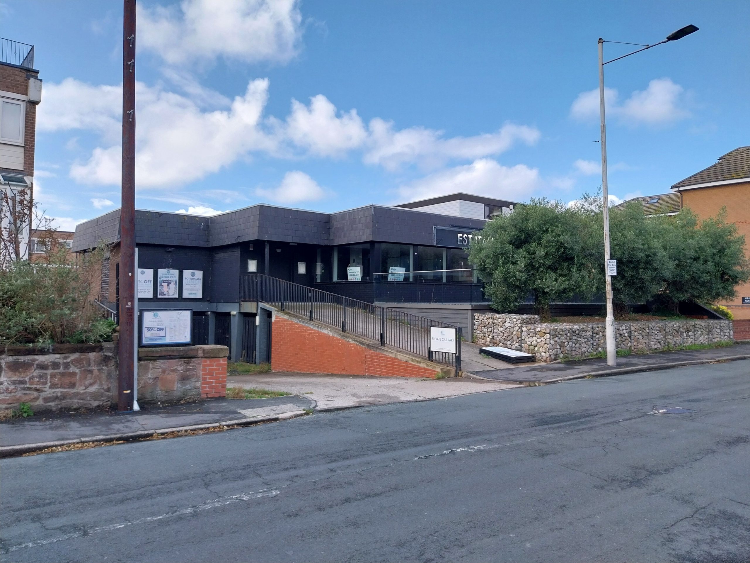 Hilbre Court, Exterior